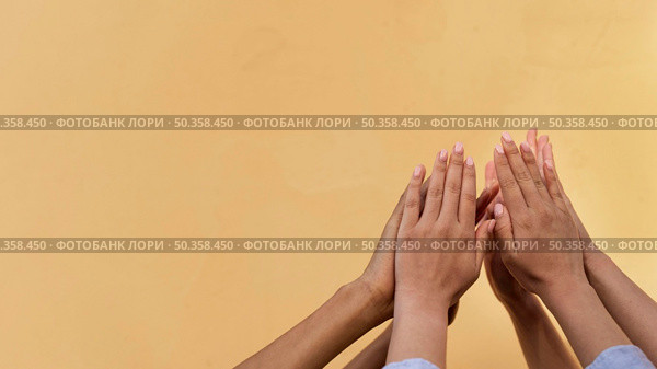 different ethnicities high fiving. Стоковое фото, агентство Ingram Publishing / Фотобанк Лори
