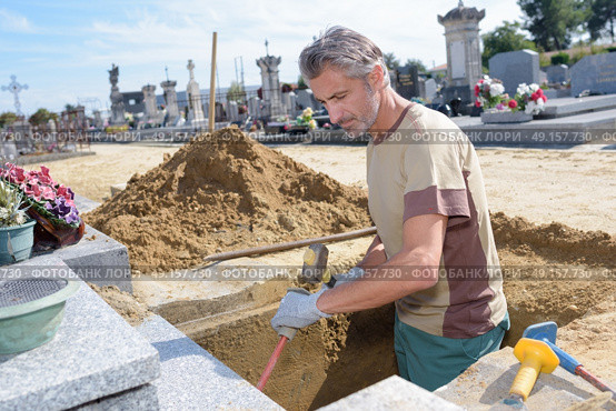 digging a grave. Стоковое фото, агентство Ingram Publishing / Фотобанк Лори
