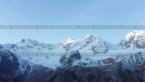 Digoriya gorge Sunrise Drone flying away glacier. Стоковое видео, видеограф Кирилл Трифонов / Фотобанк Лори