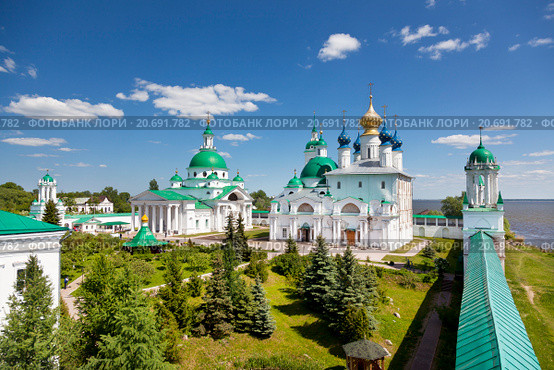 Dimitrievsky Cathedral and Zachatievsky Cathedral of the Spaso-Yakovlevsky Monastery in Rostov, Russia (2012 год). Стоковое фото, фотограф Наталья Волкова / Фотобанк Лори