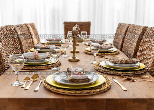 dining table with plates. High resolution photo. dining table with plates. High quality photo. Стоковое фото, агентство Ingram Publishing / Фотобанк Лори