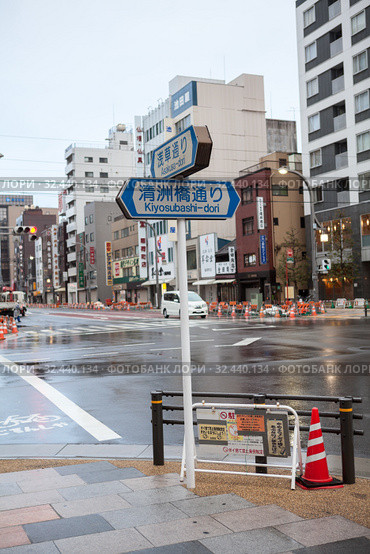 Directions to Asakusa-Dori avenue and Kiyosubashi-dori avenue. Road sign is on pedestrian part in city center. Cityscapes of Tokyo, Japan (2013 год). Редакционное фото, фотограф Кекяляйнен Андрей / Фотобанк Лори
