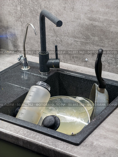 Dirty Dishes in a Modern Kitchen Sink. Стоковое фото, фотограф Назар Дармодехин / Фотобанк Лори