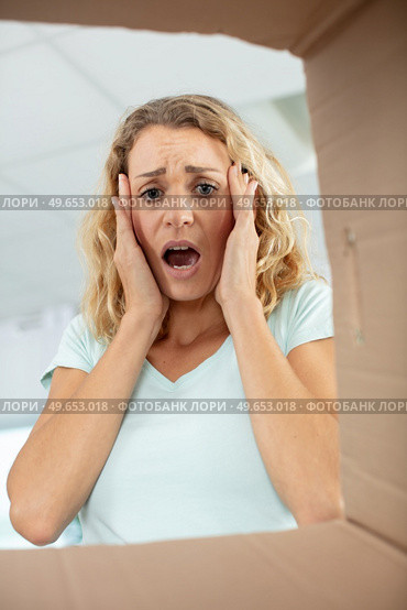 disappointed woman receive damaged wrong parcel. Стоковое фото, агентство Ingram Publishing / Фотобанк Лори