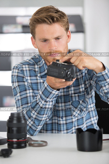 disassembled camera and photographer working. Стоковое фото, агентство Ingram Publishing / Фотобанк Лори