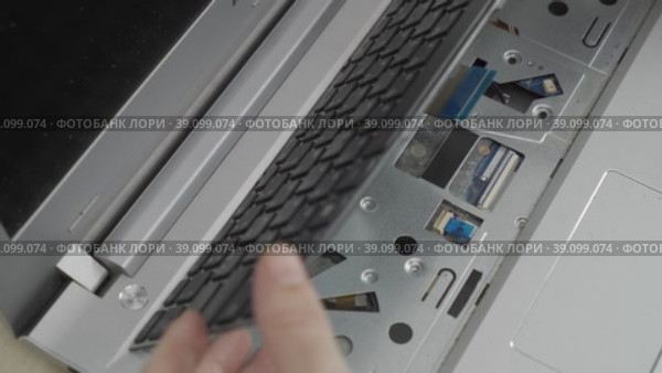 Disassembling a damaged laptop to repair it involves removing the keyboard. Стоковое видео, видеограф Mihail Mihaylov / Фотобанк Лори