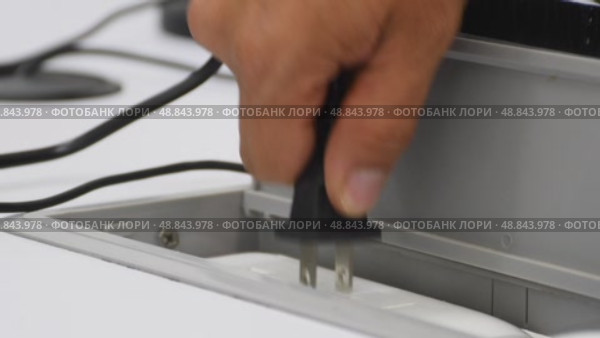 Disconnecting Power Cable from NEMA Plug, Removing Electrical Cord from Outlet, Unplugging Power Connector, Safe Handling of American and Latin Power Systems, Energy Disconnection Demonstration. Стоковое видео, видеограф ALEJANDRO PEREZ ALVARES / Фотобанк Лори