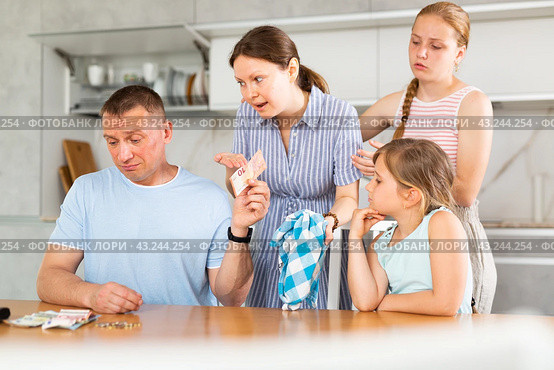 Disgruntled wife and teenage daughters demanding for money from upset man. Стоковое фото, фотограф Яков Филимонов / Фотобанк Лори