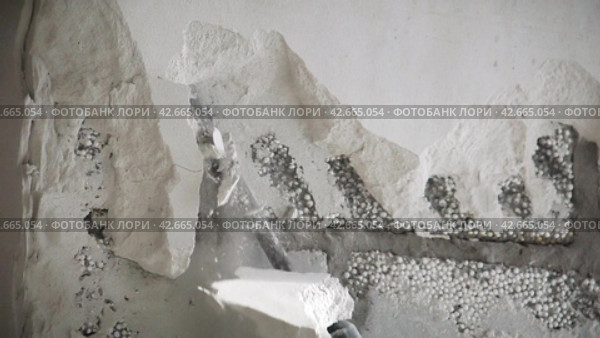 Dismantling of the walls of the destroyed house. Worker with a perforator. Falling pieces of plaster. Super slow motion 240 fps. Стоковое видео, видеограф EStarodubov / Фотобанк Лори