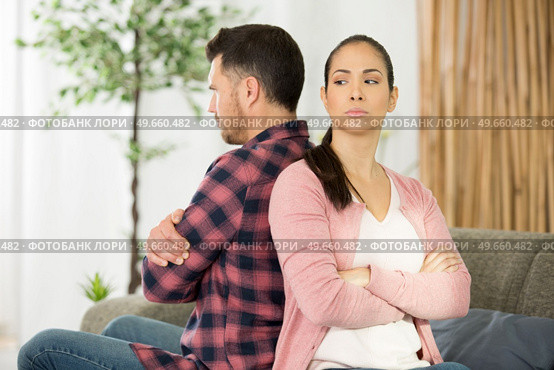 disputing couple back-to-back on the sofa. Стоковое фото, агентство Ingram Publishing / Фотобанк Лори