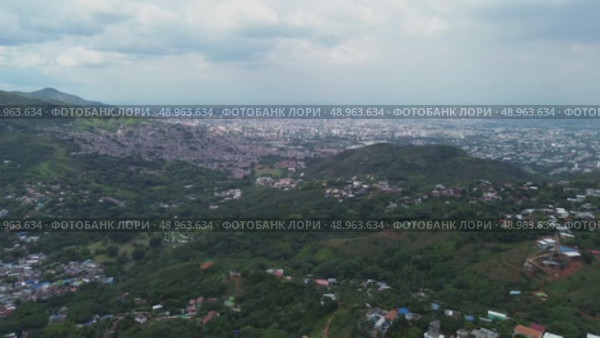 Distant view of Cali skyline from the Farallones. Стоковое видео, видеограф ALEJANDRO PEREZ ALVARES / Фотобанк Лори