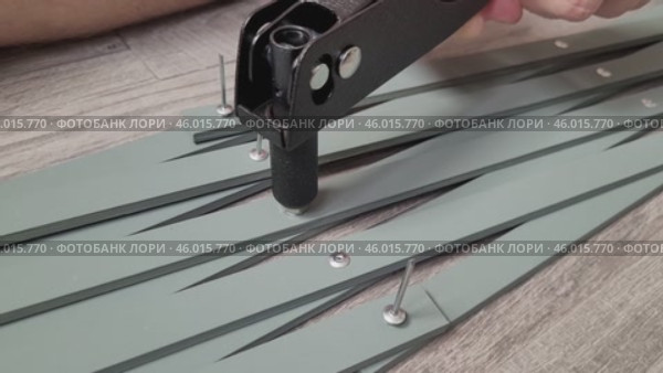 DIY Pulling out rivets hand tool. Making a wooden lattice pergola support for a rose garden. The diamond lattice is sliding. Sage color, elements of an English garden with your own hands. Стоковое видео, видеограф Елизавета Малкова / Фотобанк Лори
