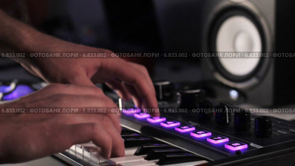DJ используя свой миди контроллер. Стоковое видео, видеограф Александр Саенко / Фотобанк Лори