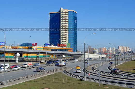 Дмитровское шоссе в районе пересечения с МКАД. ТРЦ "Рио". Отель SK Royal Hotel Moscow (2016 год). Редакционное фото, фотограф Александр Замараев / Фотобанк Лори