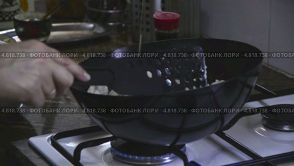 Добавим немножко соевого масла для обжарки куриных грудок на сковородке. Стоковое видео, видеограф verbaska / Фотобанк Лори