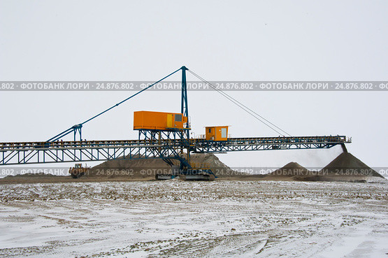 Добыча медной руды. Конвейерный мост. Отвалообразователь. Зима. Spreader. Conveyor belt with an ore. Стоковое фото, фотограф Юлия Врублевская / Фотобанк Лори