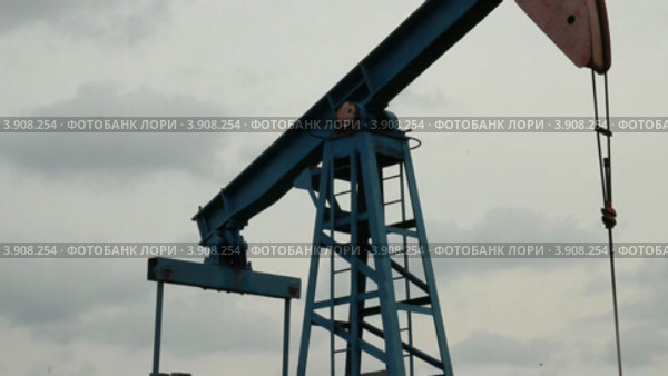 Добыча нефти. Нефтяная качалка, Башкирия. Стоковое видео, видеограф Mikhail Erguine / Фотобанк Лори