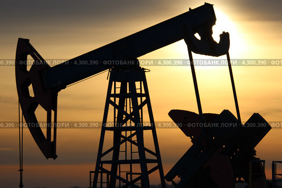 Добыча нефти. Нефтяная качалка, закат. Стоковое фото, фотограф Mikhail Erguine / Фотобанк Лори