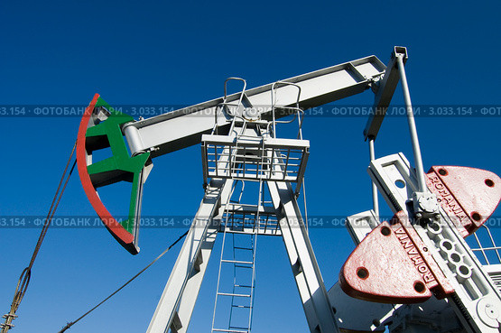 Добыча нефти. Станок - качалка. Стоковое фото, фотограф Булат Каримов / Фотобанк Лори