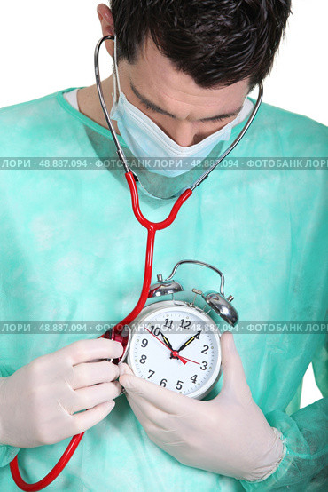 doctor auscultating  alarm clock. Стоковое фото, агентство Ingram Publishing / Фотобанк Лори
