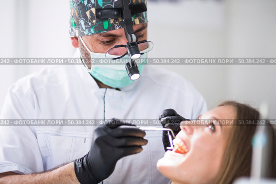 doctor checking female patient s teeth clinic. Стоковое фото, агентство Ingram Publishing / Фотобанк Лори