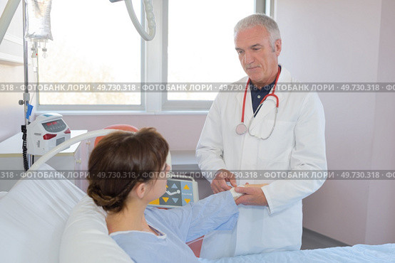 doctor checking on a patient. Стоковое фото, агентство Ingram Publishing / Фотобанк Лори