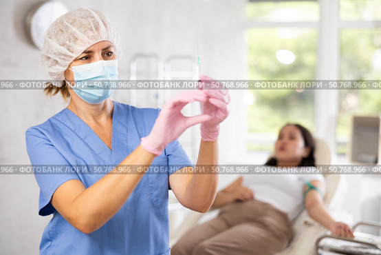 Doctor in mask and gloves with syringe. Стоковое фото, фотограф Яков Филимонов / Фотобанк Лори