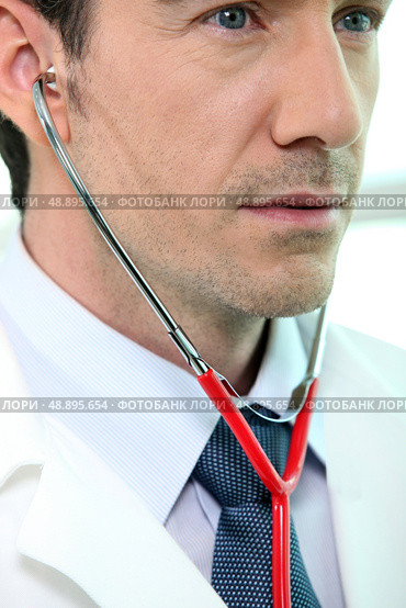 Doctor listening to a patient’s heartbeat. Стоковое фото, агентство Ingram Publishing / Фотобанк Лори