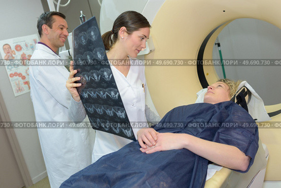 doctor showing digital tablet to patient. Стоковое фото, агентство Ingram Publishing / Фотобанк Лори