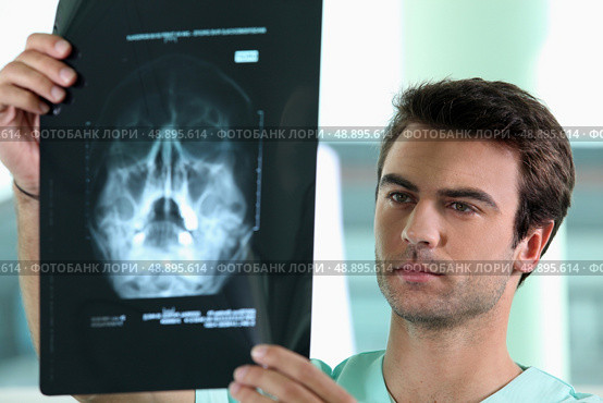 doctor watching X-ray. Стоковое фото, агентство Ingram Publishing / Фотобанк Лори