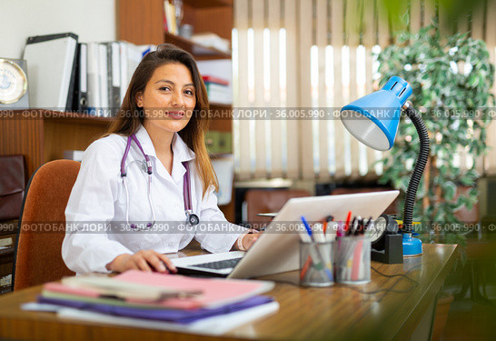 Doctor working on laptop in medical office. Стоковое фото, фотограф Яков Филимонов / Фотобанк Лори