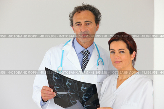 Doctors looking at an x-ray. Стоковое фото, агентство Ingram Publishing / Фотобанк Лори