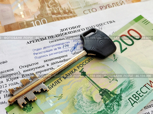 Договор аренды недвижимого имущества, российские деньги и ключ от дверного замка. Редакционное фото, фотограф Цибаев Алексей / Фотобанк Лори