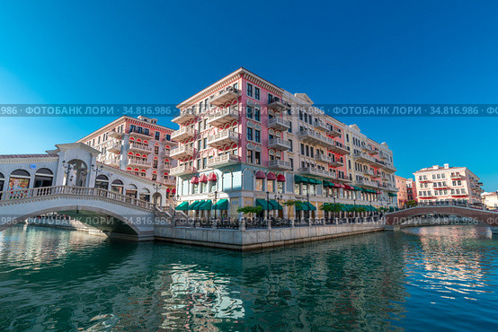 Doha, Qatar - Nov 23. 2019. Qanat Quartier residential area on Pearl Island. Редакционное фото, фотограф Володина Ольга / Фотобанк Лори