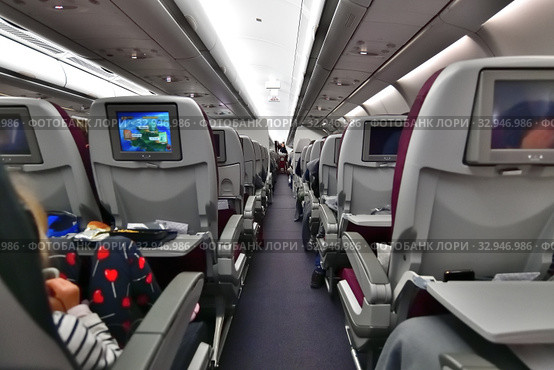 Doha, Qatar - Nov 24. 2019. Salon Airbus A320 Economy class of Qatar Airways. Редакционное фото, фотограф Володина Ольга / Фотобанк Лори