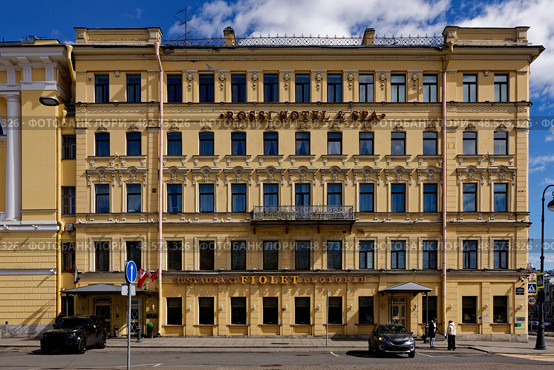 Доходный дом И.И. Ветошкиной, 1865. Архитектор: Роберт Егорович Бергман. Санкт-Петербург,  Набережная реки Фонтанки, дом 55 (площадь Ломоносова,4) Редакционное фото, фотограф Александр Селезнев / Фотобанк Лори