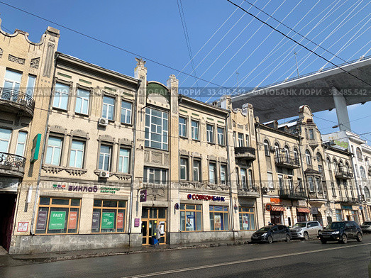 Доходный дом Унжакова, 1909 год постройки и дом Вальдена, начало 20 века. Россия, город Владивосток, улица Светланская, дома 59 и 61 (2020 год). Редакционное фото, фотограф Овчинникова Ирина / Фотобанк Лори