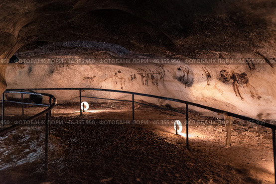 Доисторические рисунки в пещере Магура (Magura Cave) на северо-западе Болгарии, недалеко от Белоградчика ( Belogradchik), провинция Видин (Vidin) (2019 год). Стоковое фото, фотограф Дымов Игорь / Фотобанк Лори