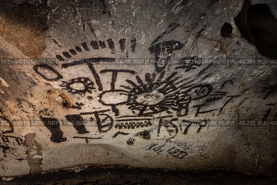 Доисторические рисунки в пещере Магура (Magura Cave) на северо-западе Болгарии, недалеко от Белоградчика ( Belogradchik), провинция Видин (Vidin) (2019 год). Стоковое фото, фотограф Дымов Игорь / Фотобанк Лори