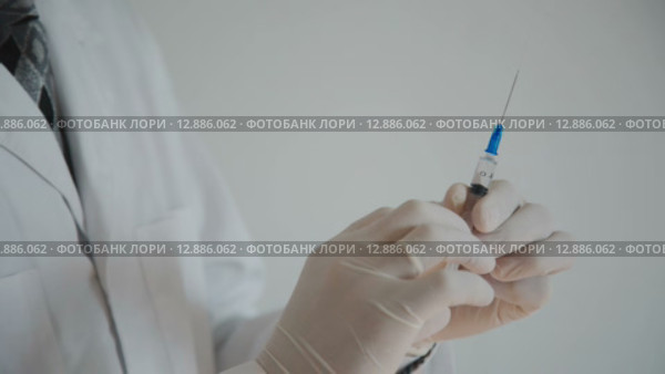 Доктор готовит шприц для инъекции. Стоковое видео, видеограф Константин Колосов / Фотобанк Лори