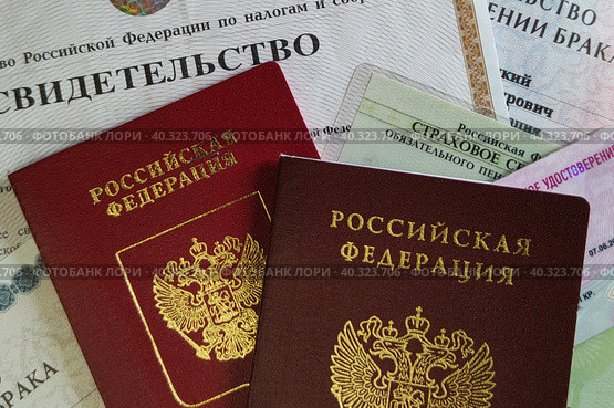 Документы гражданина РФ. Паспорт, заграничный паспорт, водительское удостоверение, ИНН, свидетельство о заключении брака, свидетельство о расторжении брака, пенсионное свидетельство (СНИЛС) на столе. Documents of a citizen of the Russian Federation. Passport, passport, driver's license, TIN, marriage certificate, divorce certificate, pension certificate on the table. Стоковое фото, фотограф Ирина / Фотобанк Лори