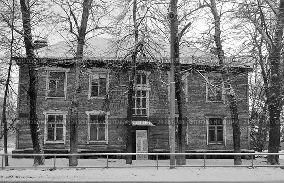 Дом барачного типа в русском провинциальном городе, ветхое жилье (2017 год). Стоковое фото, фотограф Елена Перминова / Фотобанк Лори