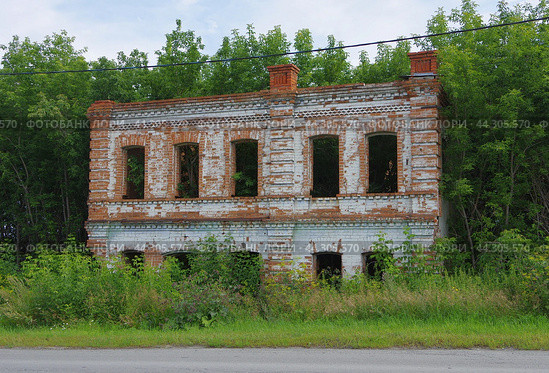 Дом купца Кудашева (развалины). Город Туринск, ул. Косогорная, 2a (2024 год). Редакционное фото, фотограф Алексей Иванов / Фотобанк Лори