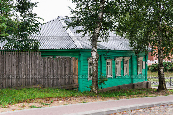 Дом купцов Свешниковых на Никольской (Пушкина), 22 в Мышкине (В настоящее время Воскресная школа) (2015 год). Стоковое фото, фотограф Алёшина Оксана / Фотобанк Лори