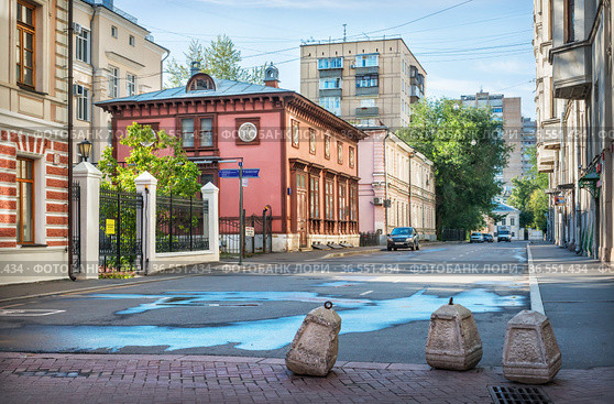 Дом Лопыревского в переулке на Арбате в Москве (2021 год). Редакционное фото, фотограф Baturina Yuliya / Фотобанк Лори