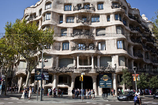 Дом Мила, или Педрера (Casa Mila, La Pedrera). Барселона (2012 год). Редакционное фото, фотограф Наталья Чуб / Фотобанк Лори