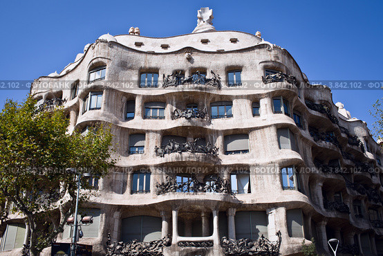 Дом Мила, или Педрера (Casa Mila, La Pedrera). Барселона (2012 год). Редакционное фото, фотограф Наталья Чуб / Фотобанк Лори