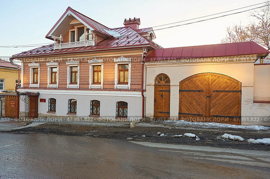 Дом-музей А.В. Суворова в городе Ижевске. Старинный купеческий дом Ижевская Епархия православной церкви House-museum of A.V. Suvorov in the city of Izhevsk. Old merchant house Izhevsk Diocese of the Orthodox Church. Редакционное фото, фотограф Юрий Карачев / Фотобанк Лори