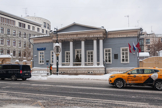 Дом-музей И.С.Тургенева, ул. Остоженка, 37/7с1 (2023 год). Редакционное фото, фотограф Алёшина Оксана / Фотобанк Лори