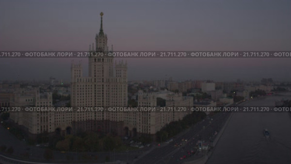 Дом на Котельнической набережной со стороны Большого Устьинского моста. Вид с дрона. Стоковое видео, видеограф Евгений Ковалев / Фотобанк Лори